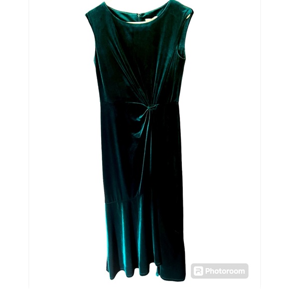 Dresses & Skirts - Gorgeous green velvet dress by Laura